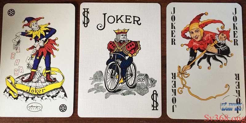 Sv368 - Ý Nghĩa Thật Sự Quân Bài Joker Trong Bộ Bài Ba Tây 2 Lá bài joker được thiết kế đặc biệt, khác biệt so với những lá khác
